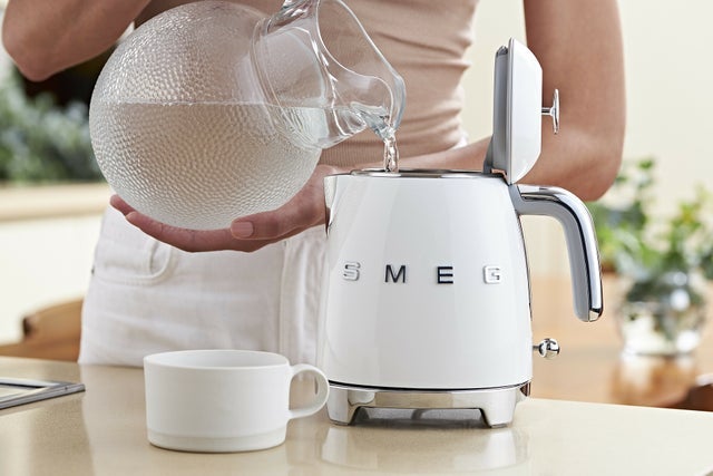 SMEG スメッグ ケトル(マットホワイト) Amazon | 【日本正規品】SMEG スメッグ 電気ケトル (1.7L